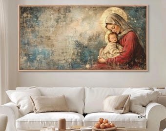 Puede incluir: Pintura enmarcada que representa a una mujer con una túnica roja y un halo dorado sosteniendo a un bebé. La obra de arte tiene un fondo texturizado con tonos azules, marrones y beige. La pintura se exhibe sobre un sofá blanco en un salón.