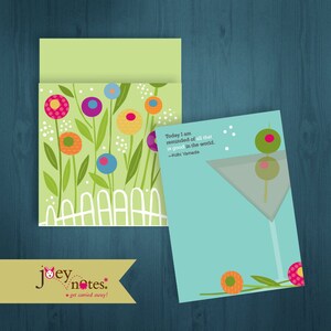 Può includere: Set di cancelleria con design floreale e illustrazione di cocktail. Il design floreale presenta fiori colorati e una staccionata bianca. La carta da cocktail ha un bicchiere da martini con olive e la citazione, "Today I am reminded of all that is good in the world."