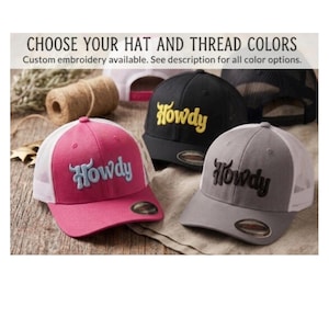Peut inclure: Plusieurs casquettes de camionneur avec le mot "Howdy" brodé. Les casquettes sont noires, grises et roses, avec des dos en filet et des visières incurvées. Le texte de l'image dit "Choisissez vos couleurs de chapeau et de fil".