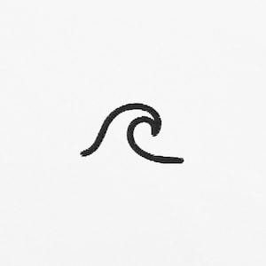 Op de afbeelding: Een minimalistische zwarte lijntekening van een golf op een witte achtergrond. Het ontwerp toont een brekende golf, ideaal voor producten met een kust- of nautisch thema. De minimalistische stijl is strak en modern.
