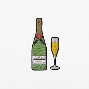 Op de afbeelding: Geborduurd beeld van een champagnefles en een champagnefluit. De fles is groen met een bruine bovenkant en een rood accent. De fluit is gevuld met een gele vloeistof, wat op champagne duidt. Het ontwerp is eenvoudig en elegant.