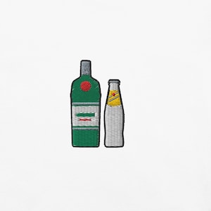 Op de afbeelding: Geborduurd ontwerp met twee flessen. Eén is groen met een rode cirkel en witte strepen, de andere is een kleinere, witte fles met gele en rode accenten. Het ontwerp staat op een witte achtergrond.