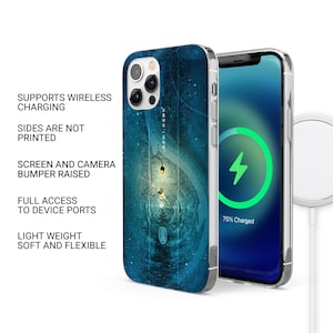 Puede incluir: Una funda de tel&eacute;fono con un dise&ntilde;o azul y verde azulado con una ilustraci&oacute;n caprichosa. La pantalla del tel&eacute;fono muestra un s&iacute;mbolo de carga. El texto en la funda dice: Admite carga inal&aacute;mbrica, Los lados no est&aacute;n impresos, Parachoques de pantalla y c&aacute;mara elevados.
