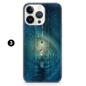 Puede incluir: Funda transparente para tel&eacute;fono con una ilustraci&oacute;n de una pel&iacute;cula de animaci&oacute;n japonesa. El dise&ntilde;o muestra un personaje bajo una farola en un t&uacute;nel azul. La funda tiene un acabado brillante y un recorte para la c&aacute;mara.