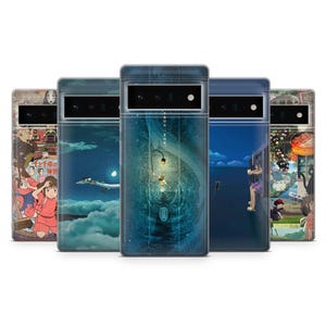 Puede incluir: Una colecci&oacute;n de cinco fundas para tel&eacute;fono con ilustraciones coloridas de estilo anime. Las fundas muestran varias escenas con personajes y paisajes, incluyendo una ni&ntilde;a con un vestido rojo y una criatura voladora.