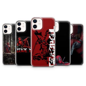 Puede incluir: Una colección de fundas para teléfonos con diseños de Deadpool. Las fundas muestran a Deadpool en varias poses de acción, con una combinación de colores rojo y negro. Algunas fundas tienen texto, incluyendo "FUCK LOVE".