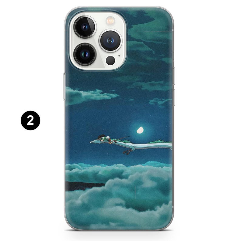 Puede incluir: Funda transparente para tel&eacute;fono con un dise&ntilde;o de cielo nocturno. Muestra un drag&oacute;n blanco volando entre las nubes. La imagen incluye una luna llena y una peque&ntilde;a figura montada en el drag&oacute;n. El n&uacute;mero "2" est&aacute; impreso en negro en el lateral.