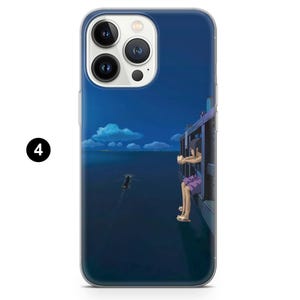 Puede incluir: Funda de tel&eacute;fono con una escena nocturna de una pel&iacute;cula de animaci&oacute;n. La funda tiene un fondo azul oscuro con una persona sentada en una estructura de madera, mirando el agua. Un peque&ntilde;o barco es visible en la distancia.