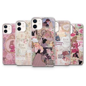 Peut inclure: Cinq coques de téléphone sur le thème de la Belle au bois dormant. Les coques présentent un design de collage avec des images de la princesse, des motifs floraux et des éléments de texte dans des tons roses, blancs et beiges.