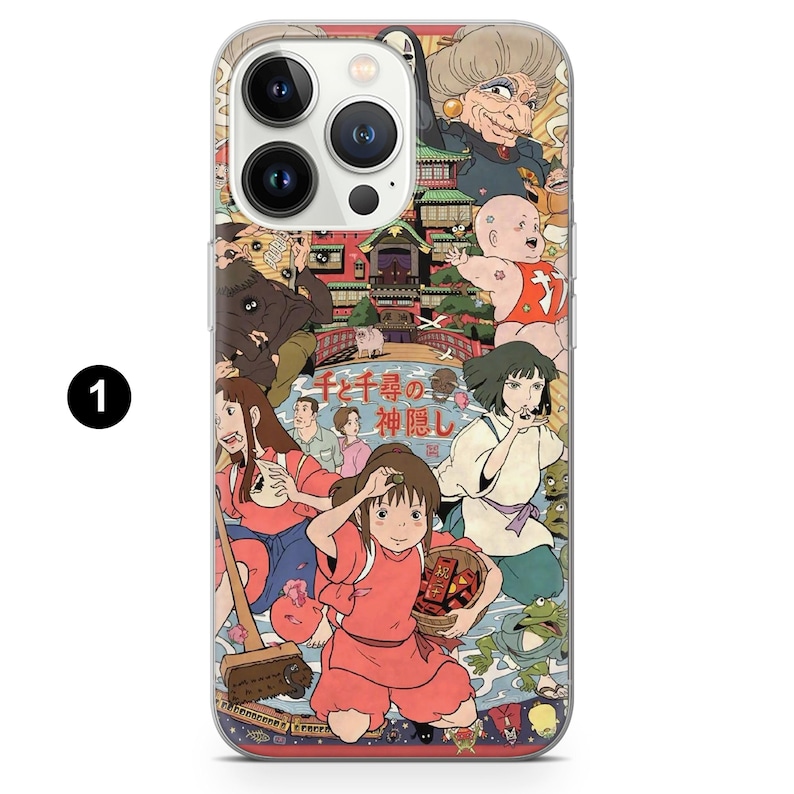 Puede incluir: Una funda transparente para tel&eacute;fono con una colorida ilustraci&oacute;n de la pel&iacute;cula de animaci&oacute;n "El viaje de Chihiro". El dise&ntilde;o incluye personajes y escenas de la pel&iacute;cula, con texto en japon&eacute;s. La funda tiene un acabado brillante.