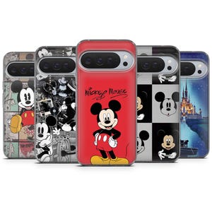Puede incluir: Una colección de fundas para teléfonos con diseños de Mickey Mouse. Las fundas muestran varias imágenes de Mickey, incluyendo poses clásicas y el logotipo de Mickey Mouse. Las fundas tienen un diseño transparente y protector con una variedad de fondos.