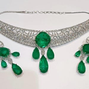 Set di gioielli girocollo di qualità premium con pietra di smeraldo verde CZ ispirata a Sabyasachi, orecchini, diamanti americani, accanto a diamanti veri