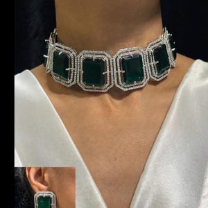 Set di gioielli girocollo di qualità premium con pietra di smeraldo verde CZ ispirata a Sabyasachi, orecchini, diamanti americani, accanto a diamanti veri