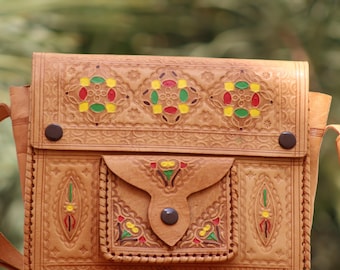 Bolso bandolera marroquí de cuero grabado hecho a mano, de inspiración amazigh, bolso de hombro de cuero genuino repujado, regalo bohemio y colorido para amantes de la naturaleza.
