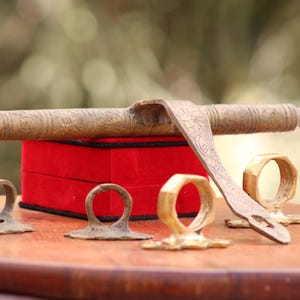 Set di chiavistelli e staffe per porta in ottone marocchino vintage, chiusura a scorrimento tradizionale incisa a mano, ferramenta architettonica antica, decorazione per la casa