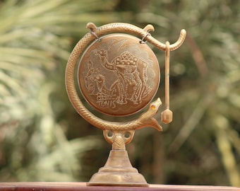 Gong de latón antiguo con forma de camello, campana decorativa de escritorio con percutor, recuerdo de Túnez, soporte de metal con forma de serpiente, artículo de decoración coleccionable para el hogar.