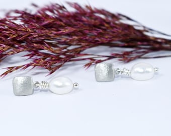 Platynowe kwadratowe kolczyki z delikatnymi perłowymi kroplami - ręcznie robione kolczyki