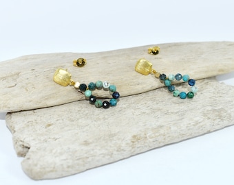 Kwadratowe złote kolczyki z zielonymi kamieniami szlachetnymi - ręcznie robiona biżuteria w stylu boho chic