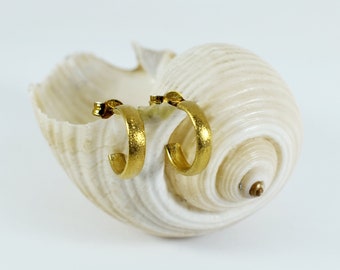 Proste małe złote kółka: ręcznie robione kolczyki ze srebra próby 925 do wielu przekłuć