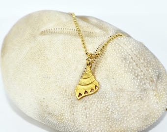 Letnie wibracje: Złoty naszyjnik z muszli na łańcuszku z koralików – ręcznie robiona biżuteria