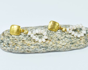 Ręcznie robione kolczyki z perłami – złote kwadratowe sztyfty i srebro próby 925