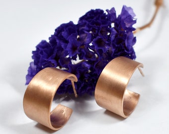 Ręcznie robione grube kolczyki w kolorze różowego złota, odważne, nowoczesne kolczyki, niezbędny dodatek