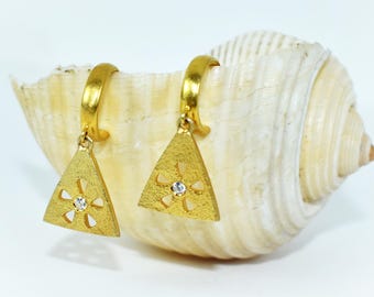 Ręcznie robione złote kolczyki koła z motywem kwiatowym – małe trójkątne kolczyki boho