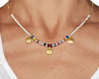 Kwadratowy złoty naszyjnik z koralikami, perłami i agatem – ręcznie robiona biżuteria