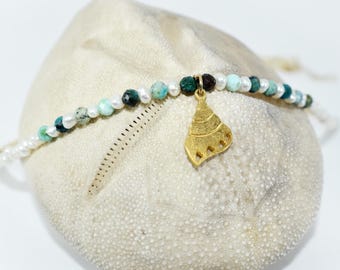 Krótki zielony naszyjnik z koralików i pereł z kamieniami chryzokola – złota zawieszka w kształcie muszli