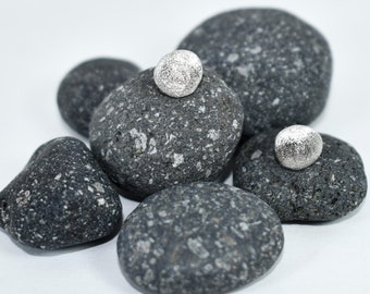 Ręcznie robione złote kółka Puff - minimalistyczne, delikatne kolczyki ze srebra