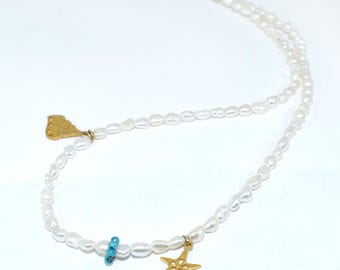 Złoty naszyjnik z zawieszkami Summer Charms z białymi perłami i turkusowymi koralikami – ręcznie robiony