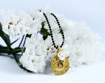 Elegancki naszyjnik z zawieszką w kształcie oka i perły – krótki łańcuszek z czarnych koralików, srebro 925