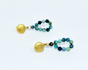 Złote okrągłe kolczyki w stylu boho chic z zielonymi koralikami z kamieni szlachetnych – ręcznie robiona biżuteria letnia