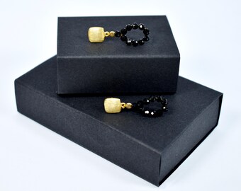 Złote kwadratowe kolczyki z łezką - czarne koraliki, ręcznie robiona biżuteria damska