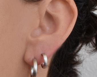 Klasyczne, małe srebrne kółka – eleganckie, minimalistyczne kolczyki na co dzień