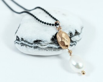 Naszyjnik z perełkami, krótki, koralikowy, łańcuszek, warstwowy, srebrny, ręcznie robiony wisiorek