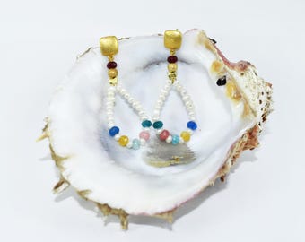 Kolorowe letnie kolczyki | Złote kwadratowe sztyfty z perłami i agatem