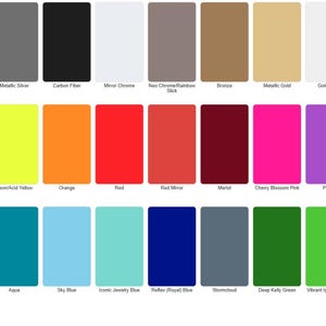 K&ouml;nnte beinhalten: Eine Farbkarte mit dreiunddrei&szlig;ig rechteckigen Farbfeldern, die in drei Reihen angeordnet sind. Jedes Feld zeigt eine eigene Volltonfarbe oder Metallic-Oberfl&auml;che, wobei der entsprechende Name in schwarzer Schrift unter jedem Block steht.