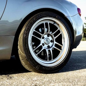 Silverfärgade Enkei RPF1-centrumkåpor: Anpassad logotyp, passar alla 16" 17" 18", 15x8 +28 bild 7