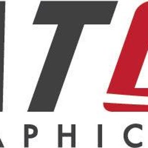 K&ouml;nnte beinhalten: Ein Logo mit dem Wort FLAT in dunkelgrauen Gro&szlig;buchstaben, gefolgt von dem Wort OUT in fetten roten Gro&szlig;buchstaben mit einem wei&szlig;en Schwungdesign durch das O. Unter diesem Text steht das Wort GRAPHICS in kleineren dunkelgrauen Gro&szlig;buchstaben.
