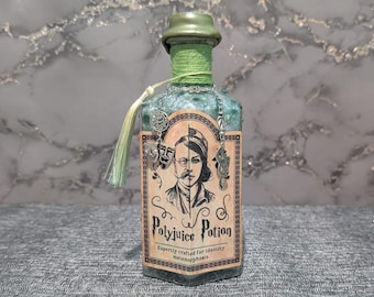 Decoratieve fles Polyjuice-drank, groen, magisch, transformatie, mystiek, met was verzegeld.