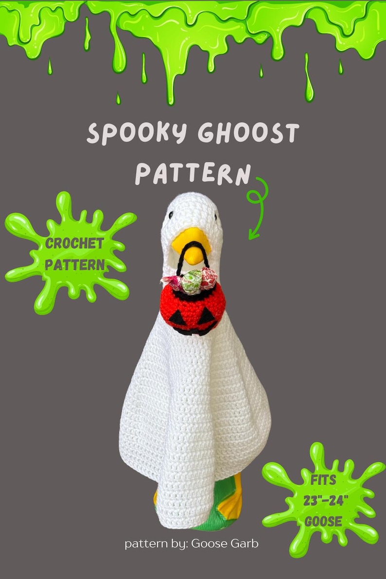 Pode incluir: Um padr&atilde;o de croch&ecirc; para uma fantasia de ganso com tema de Halloween. O ganso est&aacute; vestido como um fantasma, com um corpo de croch&ecirc; branco e uma cesta de doces em forma de ab&oacute;bora. O texto diz "Spooky Ghoost Pattern" e "Fits 58-61cm Goose".