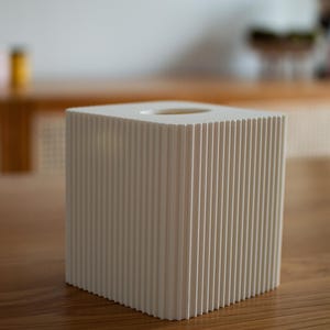 Modern Ribbed Tissue Box Cover – Minimalist 3D Printed Square Tissue Holder for Bathroom, Bedroom & Office Ivory White