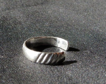 Handcrafted sterling silver toe ring