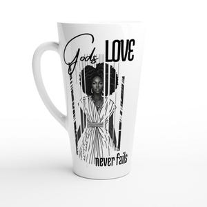 Könnte beinhalten: Weiße Keramiktasse mit einer Schwarzweißillustration einer Frau mit Afro und dem Text "God's Love never fails".