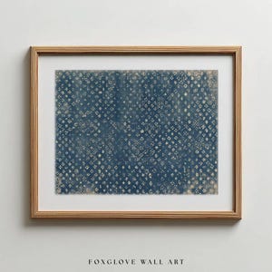 Puede incluir: Arte mural enmarcado con un diseño azul y crema. La obra de arte está en un marco de madera marrón claro con un passe-partout blanco. El texto "FOXGLOVE WALL ART" está en la parte inferior del marco.