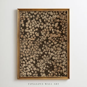 Può includere: Una stampa artistica da parete rettangolare in una cornice dorata metallizzata con uno sfondo marrone scuro e un motivo denso e ripetitivo di forme circolari e organiche color beige chiaro. Il testo FOXGLOVE WALL ART è stampato in nero in basso.
