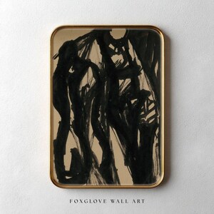 Könnte beinhalten: Abstrakte schwarze Tuschemalerei auf beigefarbenem Papier, gerahmt in einem goldenen rechteckigen Rahmen. Das Kunstwerk zeigt kühne, gestische Pinselstriche, die eine dynamische Komposition erzeugen. Der Text "FOXGLOVE WALL ART" befindet sich unten.