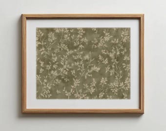 Puede incluir: Una impresión enmarcada con un patrón botánico de delicadas hojas y vides de color claro sobre un fondo verde oliva apagado. La obra de arte está enmarcada en un marco de madera y un passe-partout blanco. El texto "FOXGLOVE WALL ART" está en la parte inferior.