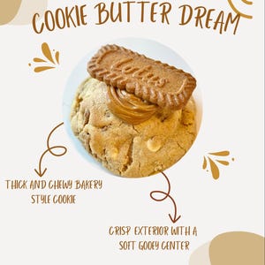 Könnte beinhalten: Ein dicker und zäher Cookie im Bäckereistil, belegt mit einer Schicht Karamellcreme und einem Lotus-Keks. Der Cookie hat eine knusprige Außenseite und eine weiche, klebrige Mitte.  "COOKIE BUTTER DREAM" steht in brauner Schrift oben im Bild.